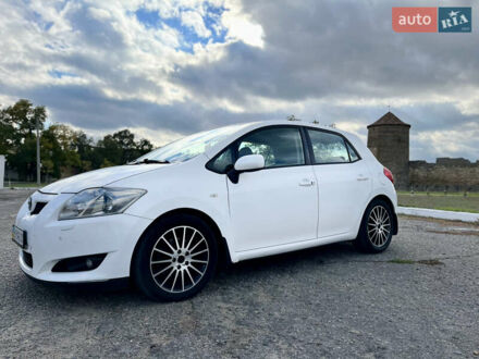 Белый Тойота Аурис, объемом двигателя 2.23 л и пробегом 260 тыс. км за 6000 $, фото 1 на Automoto.ua