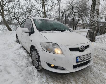 Белый Тойота Аурис, объемом двигателя 1.4 л и пробегом 199 тыс. км за 3200 $, фото 1 на Automoto.ua