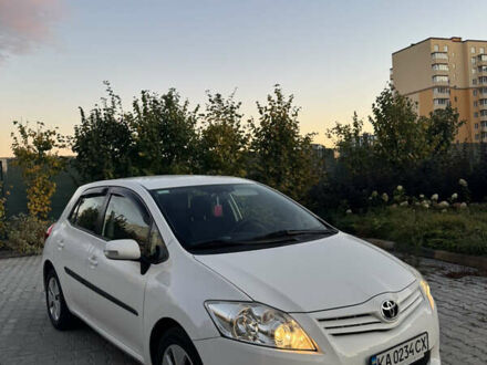 Білий Тойота Ауріс, об'ємом двигуна 1.6 л та пробігом 40 тис. км за 12500 $, фото 1 на Automoto.ua
