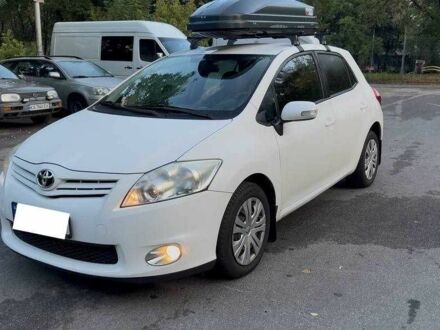Білий Тойота Ауріс, об'ємом двигуна 1.6 л та пробігом 135 тис. км за 9900 $, фото 1 на Automoto.ua