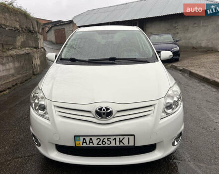 Білий Тойота Ауріс, об'ємом двигуна 1.6 л та пробігом 153 тис. км за 9800 $, фото 1 на Automoto.ua