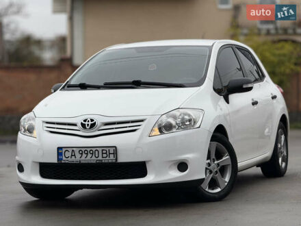Белый Тойота Аурис, объемом двигателя 1.33 л и пробегом 230 тыс. км за 6500 $, фото 1 на Automoto.ua