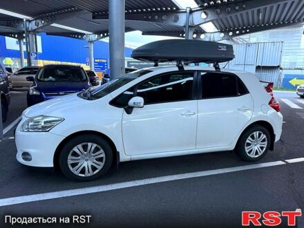 Білий Тойота Ауріс, об'ємом двигуна 1.6 л та пробігом 135 тис. км за 10000 $, фото 1 на Automoto.ua