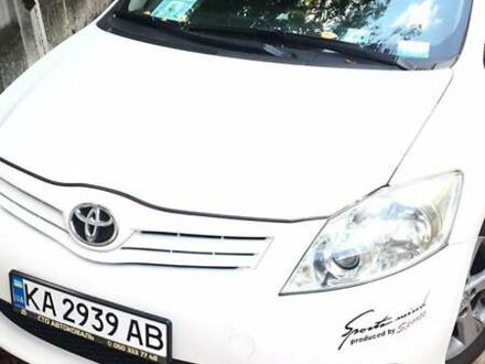 Тойота Ауріс 2012 у Києві на Automoto.ua Білий Тойота Ауріс, об'ємом двигуна 1.6 л та пробігом 174 тис. км за 11100 $, фото 1 на Automoto.ua