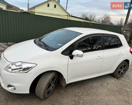 Белый Тойота Аурис, объемом двигателя 1.6 л и пробегом 133 тыс. км за 11000 $, фото 1 на Automoto.ua