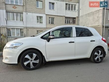 Белый Тойота Аурис, объемом двигателя 1.6 л и пробегом 124 тыс. км за 10500 $, фото 1 на Automoto.ua