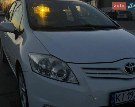 Белый Тойота Аурис, объемом двигателя 1.6 л и пробегом 109 тыс. км за 12000 $, фото 1 на Automoto.ua