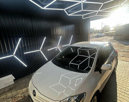 Белый Тойота Аурис, объемом двигателя 1.6 л и пробегом 150 тыс. км за 11500 $, фото 1 на Automoto.ua