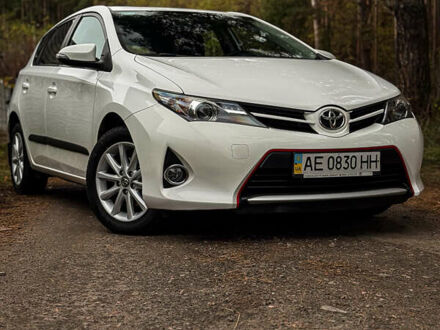 Белый Тойота Аурис, объемом двигателя 1.6 л и пробегом 121 тыс. км за 13750 $, фото 1 на Automoto.ua