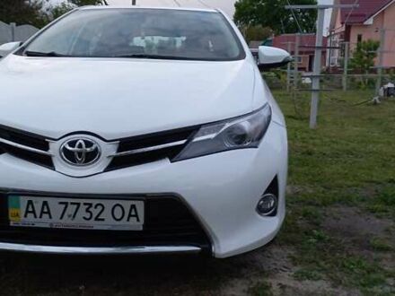 Тойота Аурис 2013 в Киеве на Automoto.ua Белый Тойота Аурис, объемом двигателя 1.6 л и пробегом 89 тыс. км за 12000 $, фото 1 на Automoto.ua