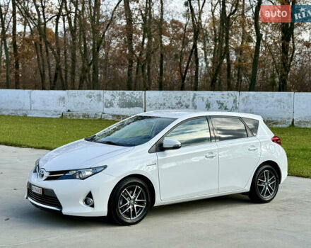 Білий Тойота Ауріс, об'ємом двигуна 1.8 л та пробігом 215 тис. км за 13500 $, фото 1 на Automoto.ua