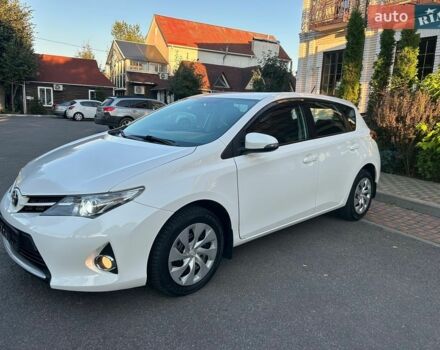 Белый Тойота Аурис, объемом двигателя 1.6 л и пробегом 109 тыс. км за 13250 $, фото 1 на Automoto.ua
