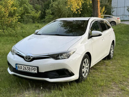 Белый Тойота Аурис, объемом двигателя 1.6 л и пробегом 256 тыс. км за 10300 $, фото 1 на Automoto.ua