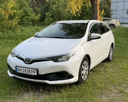 Белый Тойота Аурис, объемом двигателя 1.6 л и пробегом 256 тыс. км за 9900 $, фото 1 на Automoto.ua