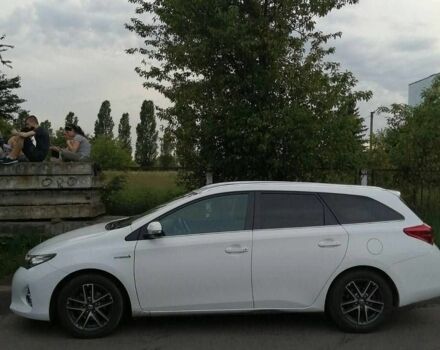 Белый Тойота Аурис, объемом двигателя 1.8 л и пробегом 200 тыс. км за 15000 $, фото 1 на Automoto.ua