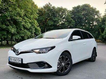 Тойота Аурис 2015 в Шепетовке на Automoto.ua Белый Тойота Аурис, объемом двигателя 1.6 л и пробегом 186 тыс. км за 12500 $, фото 1 на Automoto.ua