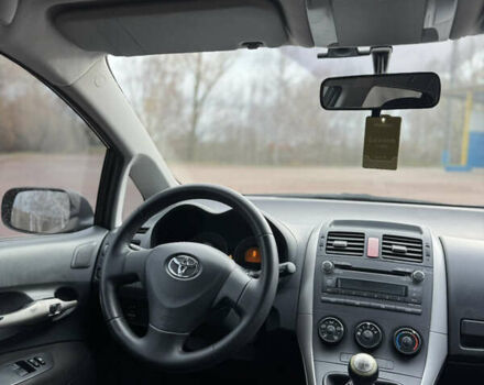 Черный Тойота Аурис, объемом двигателя 1.6 л и пробегом 301 тыс. км за 5999 $, фото 17 на Automoto.ua