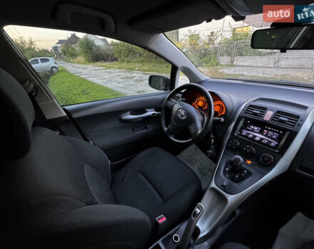 Черный Тойота Аурис, объемом двигателя 1.6 л и пробегом 245 тыс. км за 7000 $, фото 18 на Automoto.ua