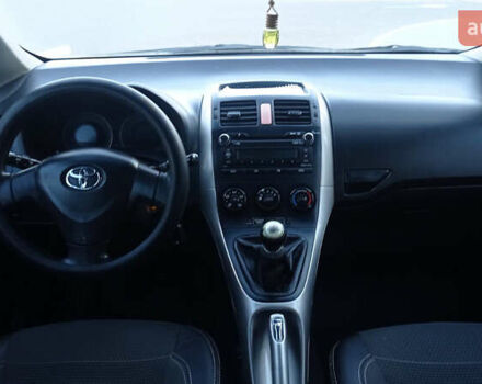 Черный Тойота Аурис, объемом двигателя 1.6 л и пробегом 236 тыс. км за 5900 $, фото 12 на Automoto.ua
