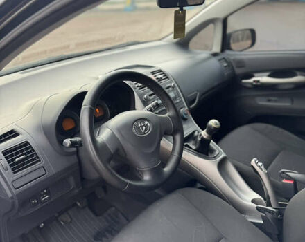 Черный Тойота Аурис, объемом двигателя 1.6 л и пробегом 301 тыс. км за 5999 $, фото 12 на Automoto.ua