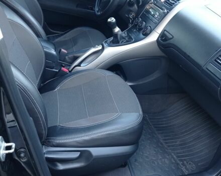 Черный Тойота Аурис, объемом двигателя 1.6 л и пробегом 236 тыс. км за 5900 $, фото 4 на Automoto.ua