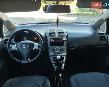 Черный Тойота Аурис, объемом двигателя 1.6 л и пробегом 199 тыс. км за 5950 $, фото 18 на Automoto.ua