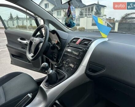 Черный Тойота Аурис, объемом двигателя 1.6 л и пробегом 227 тыс. км за 7850 $, фото 12 на Automoto.ua