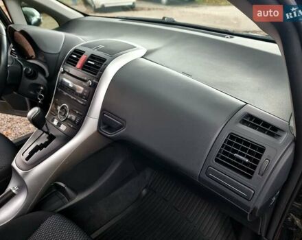 Чорний Тойота Ауріс, об'ємом двигуна 1.6 л та пробігом 201 тис. км за 10500 $, фото 24 на Automoto.ua