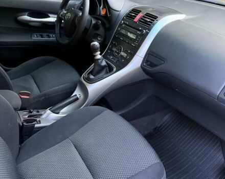 Черный Тойота Аурис, объемом двигателя 1.6 л и пробегом 301 тыс. км за 8300 $, фото 5 на Automoto.ua