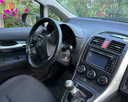 Черный Тойота Аурис, объемом двигателя 1.36 л и пробегом 211 тыс. км за 7000 $, фото 10 на Automoto.ua