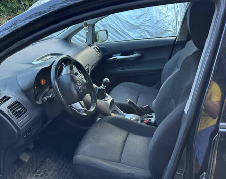 Черный Тойота Аурис, объемом двигателя 1.36 л и пробегом 211 тыс. км за 7000 $, фото 6 на Automoto.ua