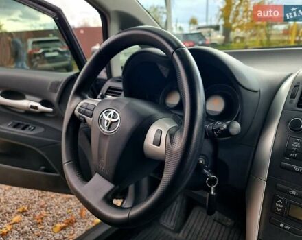 Чорний Тойота Ауріс, об'ємом двигуна 1.6 л та пробігом 201 тис. км за 10500 $, фото 32 на Automoto.ua