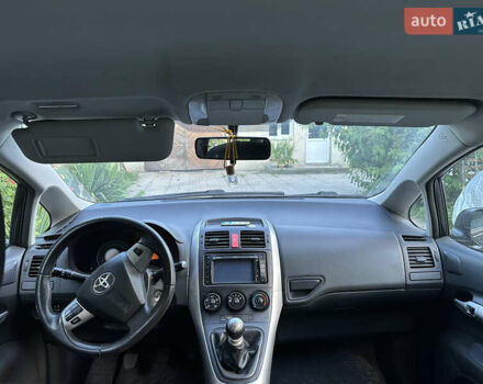 Черный Тойота Аурис, объемом двигателя 1.36 л и пробегом 211 тыс. км за 7000 $, фото 9 на Automoto.ua