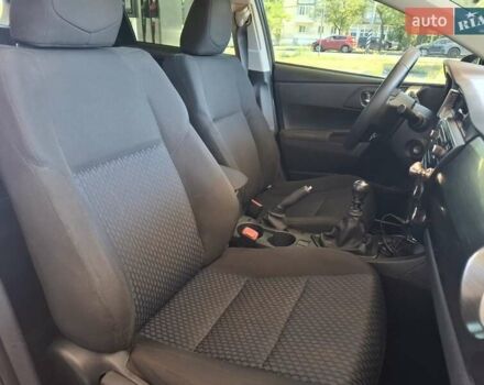 Чорний Тойота Ауріс, об'ємом двигуна 1.33 л та пробігом 129 тис. км за 9300 $, фото 21 на Automoto.ua