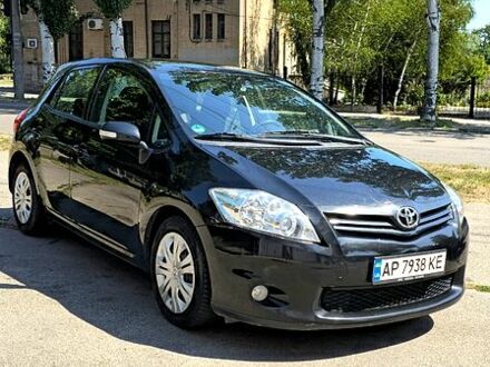 Черный Тойота Аурис, объемом двигателя 1.3 л и пробегом 200 тыс. км за 6800 $, фото 1 на Automoto.ua