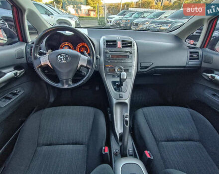 Красный Тойота Аурис, объемом двигателя 1.6 л и пробегом 101 тыс. км за 8490 $, фото 13 на Automoto.ua