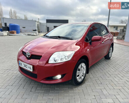 Красный Тойота Аурис, объемом двигателя 1.6 л и пробегом 193 тыс. км за 6855 $, фото 1 на Automoto.ua