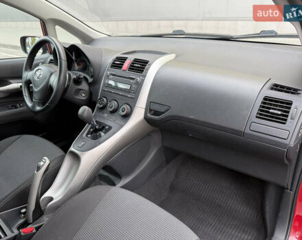 Красный Тойота Аурис, объемом двигателя 1.6 л и пробегом 181 тыс. км за 5950 $, фото 20 на Automoto.ua