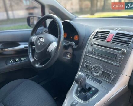 Красный Тойота Аурис, объемом двигателя 1.6 л и пробегом 402 тыс. км за 6499 $, фото 16 на Automoto.ua