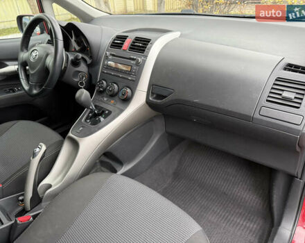 Красный Тойота Аурис, объемом двигателя 1.6 л и пробегом 181 тыс. км за 5950 $, фото 23 на Automoto.ua