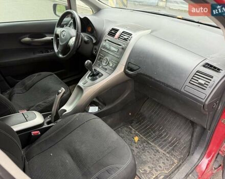 Красный Тойота Аурис, объемом двигателя 1.6 л и пробегом 200 тыс. км за 4500 $, фото 45 на Automoto.ua