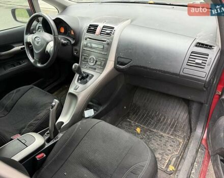 Красный Тойота Аурис, объемом двигателя 1.6 л и пробегом 200 тыс. км за 4500 $, фото 43 на Automoto.ua