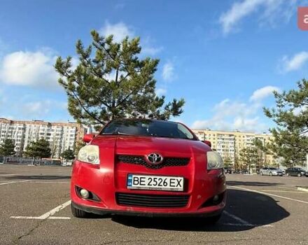 Красный Тойота Аурис, объемом двигателя 1.6 л и пробегом 399 тыс. км за 5700 $, фото 1 на Automoto.ua