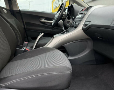 Красный Тойота Аурис, объемом двигателя 1.6 л и пробегом 181 тыс. км за 5950 $, фото 25 на Automoto.ua