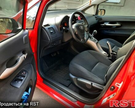 Красный Тойота Аурис, объемом двигателя 1.6 л и пробегом 91 тыс. км за 6199 $, фото 4 на Automoto.ua