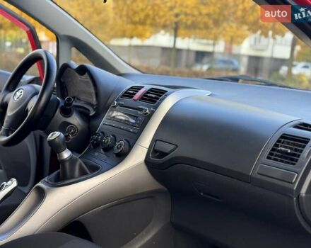 Червоний Тойота Ауріс, об'ємом двигуна 1.4 л та пробігом 220 тис. км за 7000 $, фото 24 на Automoto.ua