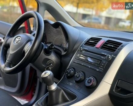 Червоний Тойота Ауріс, об'ємом двигуна 1.4 л та пробігом 220 тис. км за 7000 $, фото 26 на Automoto.ua