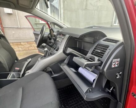 Красный Тойота Аурис, объемом двигателя 1.4 л и пробегом 229 тыс. км за 6300 $, фото 12 на Automoto.ua