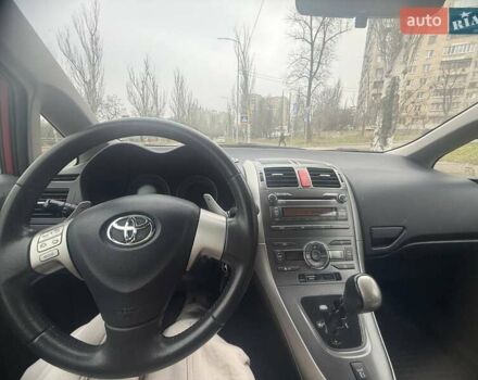 Красный Тойота Аурис, объемом двигателя 1.6 л и пробегом 80 тыс. км за 7000 $, фото 5 на Automoto.ua