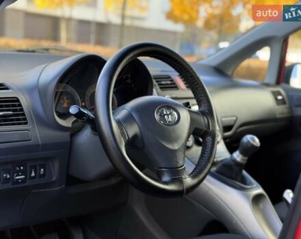 Червоний Тойота Ауріс, об'ємом двигуна 1.4 л та пробігом 220 тис. км за 7000 $, фото 18 на Automoto.ua